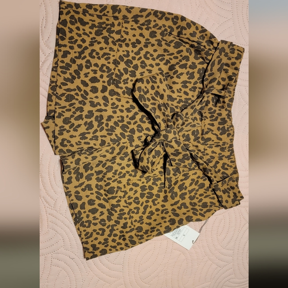 Elegant printed shorts